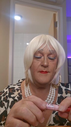 Sissy hooker tanyalushxx applying her blowjob lippy