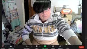 otaku gordo y exhibicionista se pajea en videollamada grupal de zoom