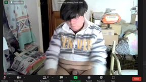 otaku gordo y exhibicionista se pajea en videollamada grupal de zoom
