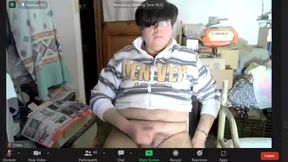 otaku gordo y exhibicionista se pajea en videollamada grupal de zoom