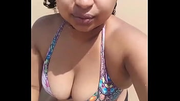 Morena novinha na praia