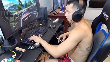 Tava jogando de boa, quando minha vizinha apareci querendo sexo