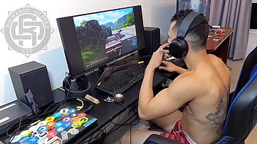 Tava jogando de boa, quando minha vizinha apareci querendo sexo