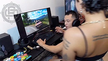 Tava jogando de boa, quando minha vizinha apareci querendo sexo