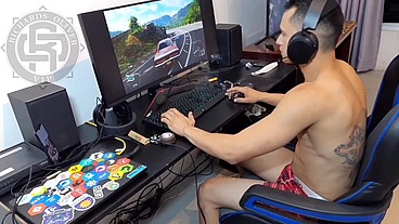 Tava jogando de boa, quando minha vizinha apareci querendo sexo