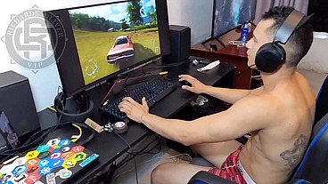 Tava jogando de boa, quando minha vizinha apareci querendo sexo