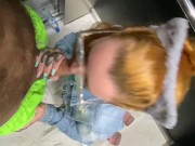 Ruiva gostosa é pega de surpresa no elevador e acaba caindo de boca antes de levar piroca na buceta