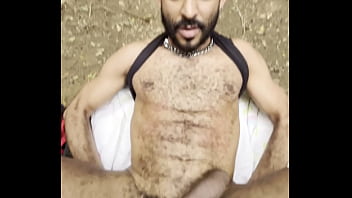 vi o cara mijando no mato, e fiquei manjando a rola dele, ele perguntou se eu queria mamar