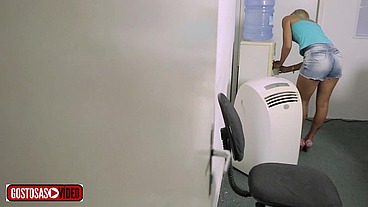 A SECRETARIA QUE ADORAVA FAZER SURUBA COM OS SOCIOS DO PATRÃO