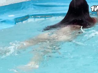 COLOMBIANA CACHONDA RECIBE UN MASAJE EROTICO EN LA PISCINA - KATTY BLAKE II