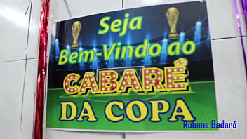 Torcida do Brasil comemora a vit&oacute_ria no cabar&eacute_ da copa e acaba em uma orgia alucinante