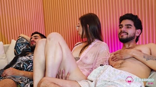 los padres de mi hermanastra no están y aprovecha para follarse  a mi amigo🤦‍♂️