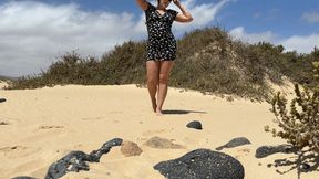 Big ass girl piss on Public Beach
