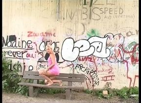 Top solo piss girl Tamara - Mega XXL Pissing