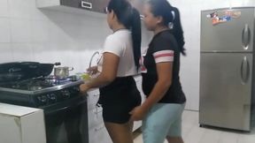 sexo lesbico en la cocina con juguetes termina con un rico orgasmo femenino