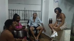 guando vc sai com duas amigas nuas numa casa abandonada