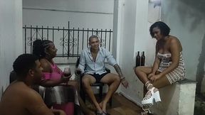 guando vc sai com duas amigas nuas numa casa abandonada