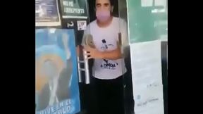 Trabajador argentino destroza emocionalmente a una terrible puta del gobierno y su local pol&iacute_tico