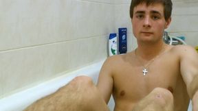 Young Student Chilling In The Bathtub While Showing Off His Gorgeous & Soft Soles (MP4)