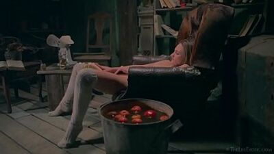 Mire V masturbating with a vegetable