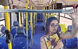 Estudande e fodida por estranho dentro do onibus!