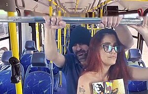 Estudande e fodida por estranho dentro do onibus!
