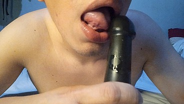 Dándole mamada a enorme dildo mientras estoy caliente