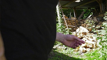 Blonde Milf blows big cocks in the garden 6021 1_1