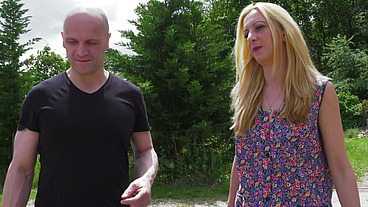 Blonde Milf blows big cocks in the garden 6021 1_1