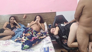 Grávida de 09 meses, sem poder transar, chama as amigas para dar o cu para o marido.