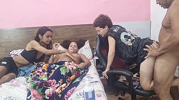 Grávida de 09 meses, sem poder transar, chama as amigas para dar o cu para o marido.