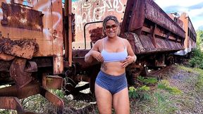 showing off, giving my ass outdoors on the railroad between the wagons, pissing and farting on vagninho s big dick. luna oliveira e vagninho