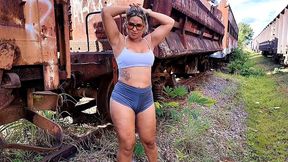 showing off, giving my ass outdoors on the railroad between the wagons, pissing and farting on vagninho s big dick. luna oliveira e vagninho