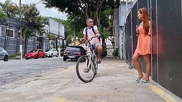 Ofereci água ao estranho e ele acabou me fodendo no ônibus abandonado