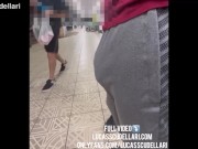 Exibindo a mala no estacionamento