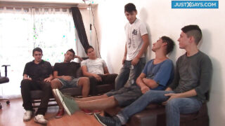 Des putes gays se livrent à des partouzes extrêmes, se faisant sodomiser sans préservatif jusqu'à des éjaculations massives.