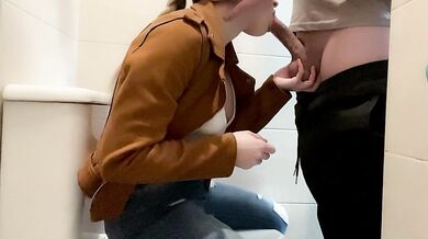 After dinner my horny girlfriend fucks me in the mall bathroom