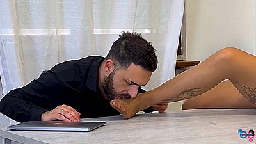 My secretary gives me a blowjob in exchange for a foot massage in her pantyhose and save the work