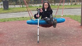 Miss Annika dopo ore di auto, si ferma per sgranchire le gambe. Il tutore al ginocchio le provoca un forte fastidio. Scende e con le sue stampelle fa una piccola passeggiata dove trova un parchetto con un dondolo. Poi si rialza e si torna a casa.