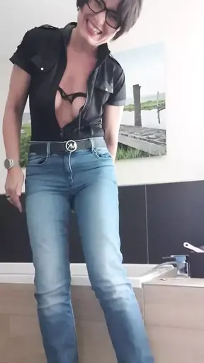 Julie has orgasm after a day dildo in the anus