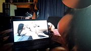Masturbo a mi novio mientras vemos un video de Mía Kalifa