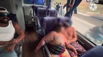 Cadeirante no &ocirc_nibus com marido chama um desconhecido para comer seu belo cuzinho (bolt jones sexo na van)