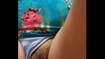 Lucy mostrando su panocha peluda