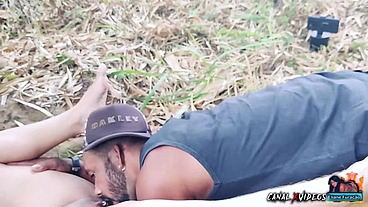 MARCIO BAIANO OFFICIAL LEVANDO NOVINHA PRO MATO E ENFIANDO A PICA GROSSA NA BUCETA DA MENINA