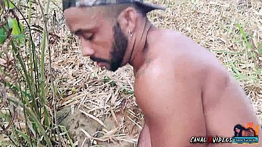MARCIO BAIANO OFFICIAL LEVANDO NOVINHA PRO MATO E ENFIANDO A PICA GROSSA NA BUCETA DA MENINA