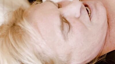 DADDY4K Chica ingenua engaña a su futuro marido con su experimentado padrastro