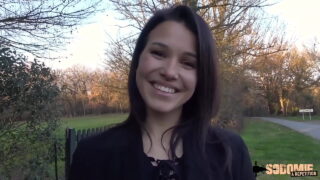 Une brune se fait sodomiser violemment et reçoit une giclée de sperme collante.