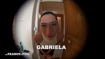 Gabriela s'offre un casting mémorable en extérieur!