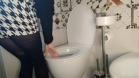 lavinia della love on the toilet