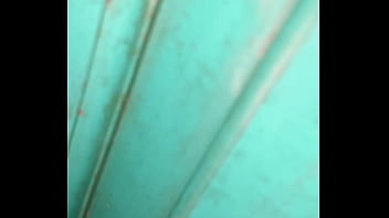Ngintip Istri tetangga kost yang sengaja gak kunci kamar saat suaminya kerja, malah di ajak ngentot